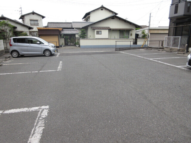 【ウイング神田Aの駐車場】