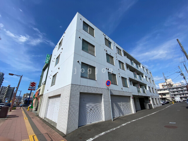 札幌市西区八軒三条西のマンションの建物外観