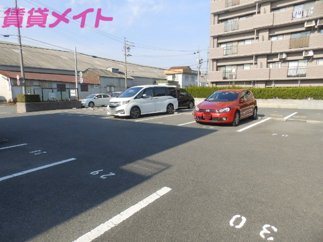 【四日市市滝川町のマンションの駐車場】