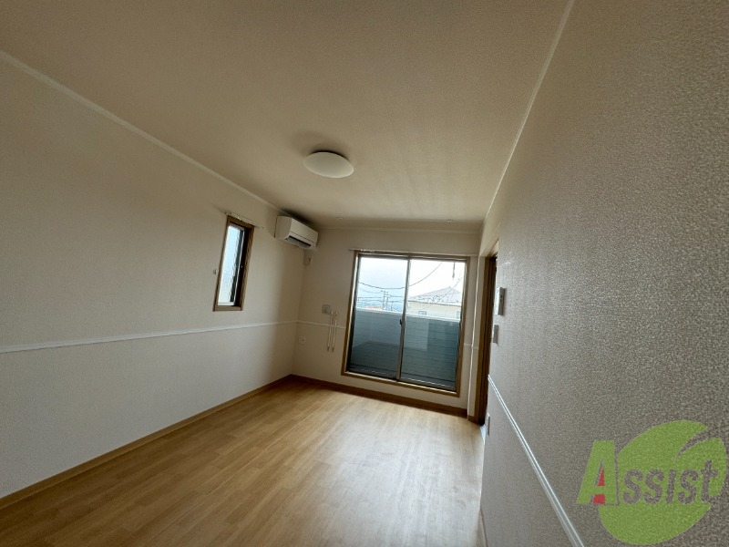 居室・リビング　白を基調とした綺麗なお部屋ですね。日当たりも良好です
