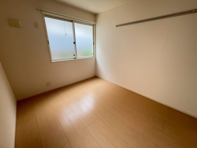 その他部屋・スペース　開放的な寝室です