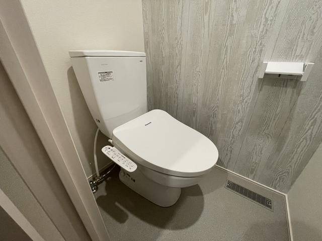 トイレ　シャワー付きトイレです。