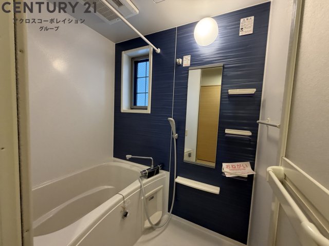 バス・シャワールーム　窓があり換気も楽々♪