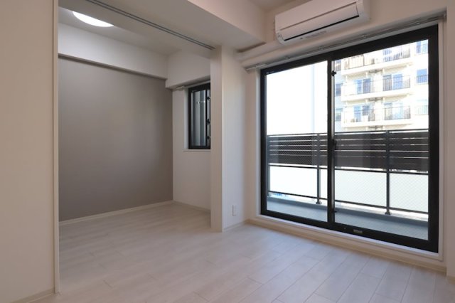 居室・リビング　落ち着いた色合いの床材を使用した居住空間です。