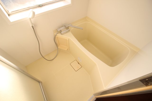 バス・シャワールーム　コンパクトで使いやすいお風呂です