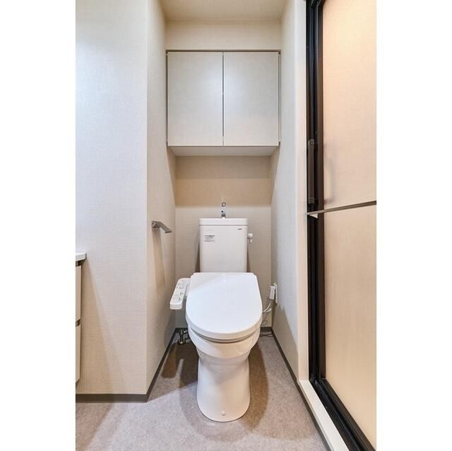 トイレ　落ち着いた色調のトイレです