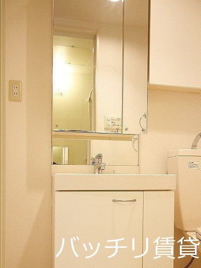 洗面設備　別号室タイプの為、現状を優先致します。