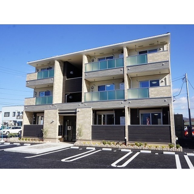建物外観　オートロック付き　間取は３タイプです