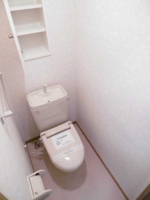 トイレ　温水洗浄便座付きのトイレです。