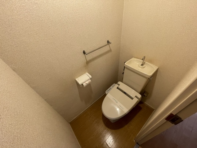 トイレ　同物件別号室の写真です。