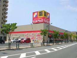 ドラックストア　サンドラッグ明石魚住店（ドラッグストア）まで884m