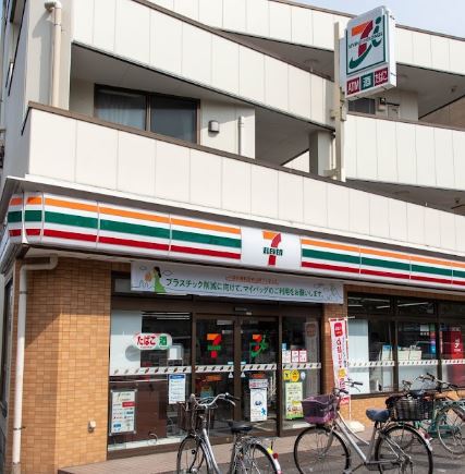 コンビニ　セブンイレブン（コンビニ）まで228m