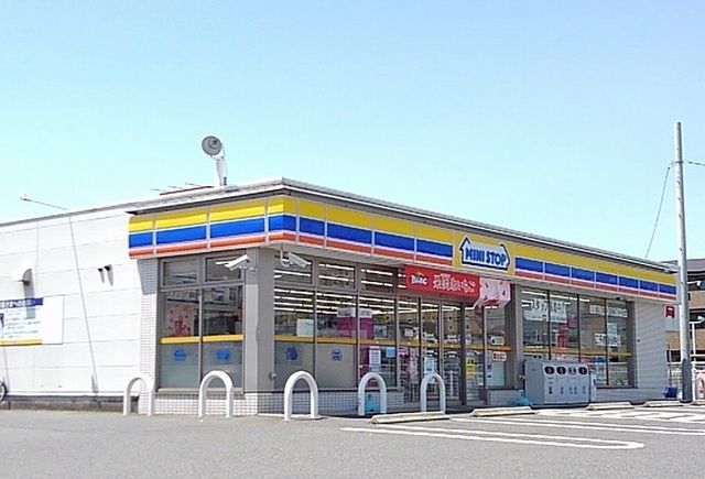 コンビニ　ミニストップ四日市泊小柳店（コンビニ）まで400m
