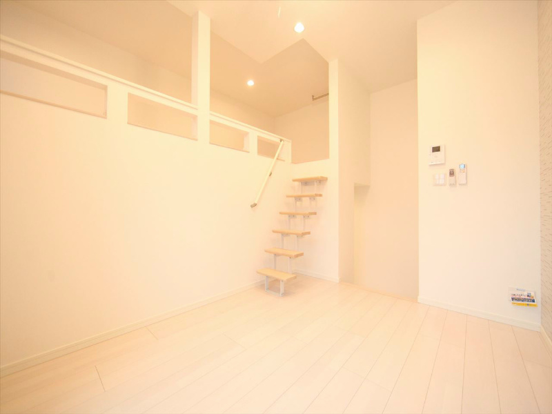居室・リビング　洋室6.4帖　上段ロフト6帖（収納でも部屋でも使えます）