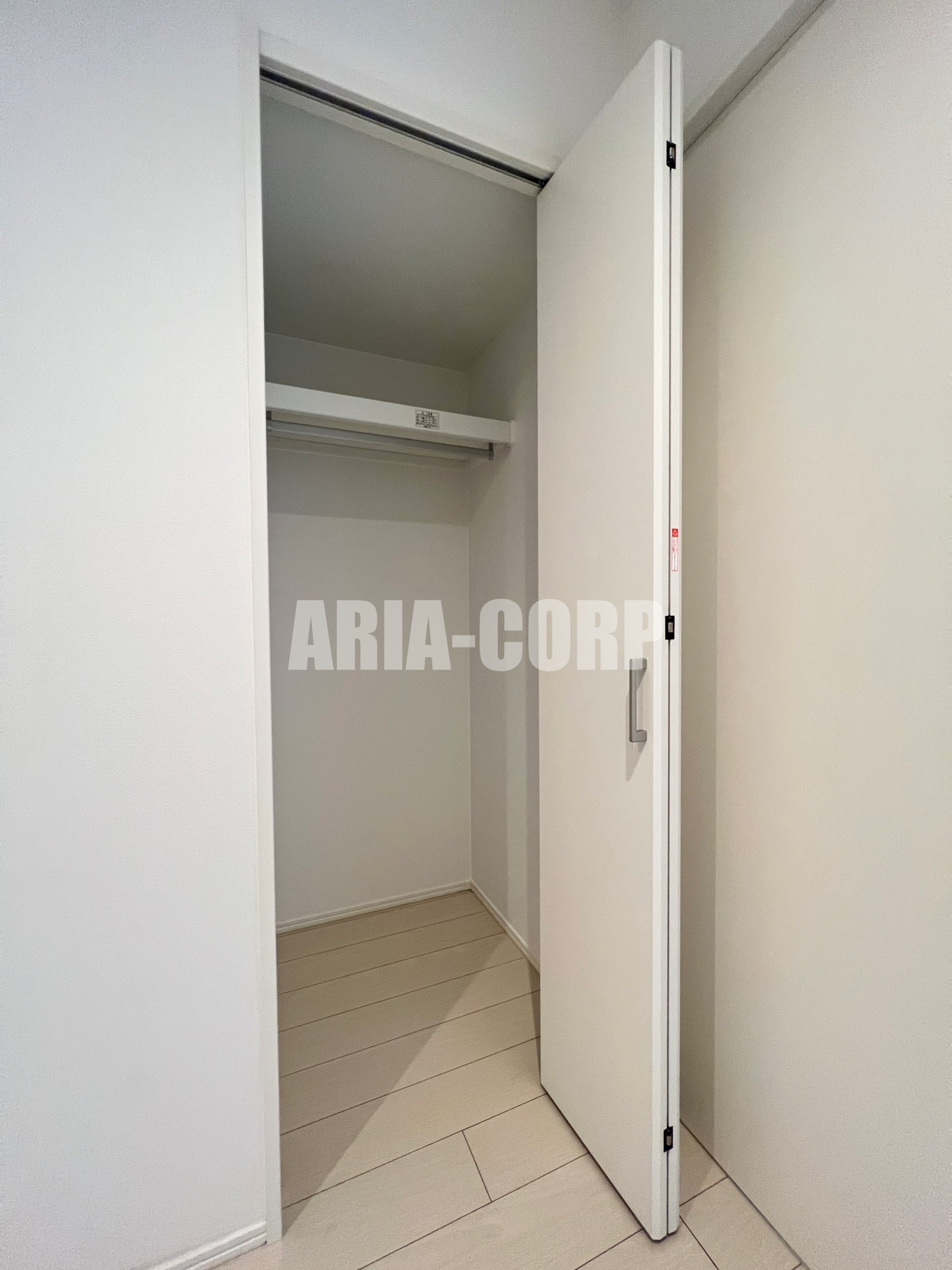 収納　クローゼット、上部には便利な棚がございます