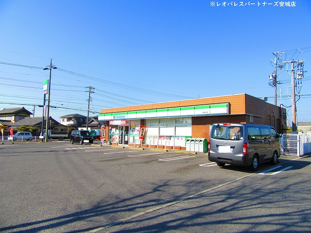 コンビニ　ファミリーマート一色開正店（コンビニ）まで694m