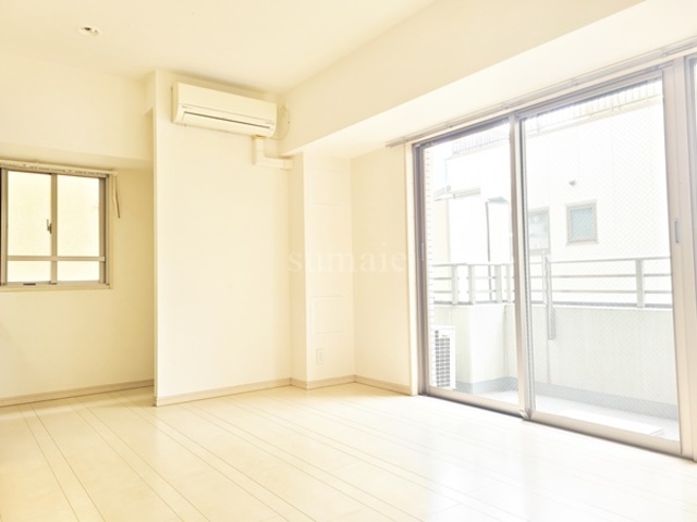 居室・リビング　２面採光角部屋です☆