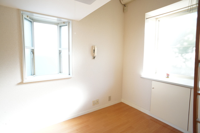 居室・リビング　２面採光なので、明るく風通しのよい過ごしやすいお部屋です♪