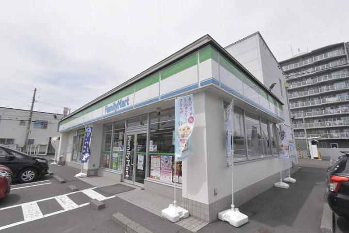 コンビニ　ファミリーマート　札幌月寒東３条１７丁目店（コンビニ）まで450m