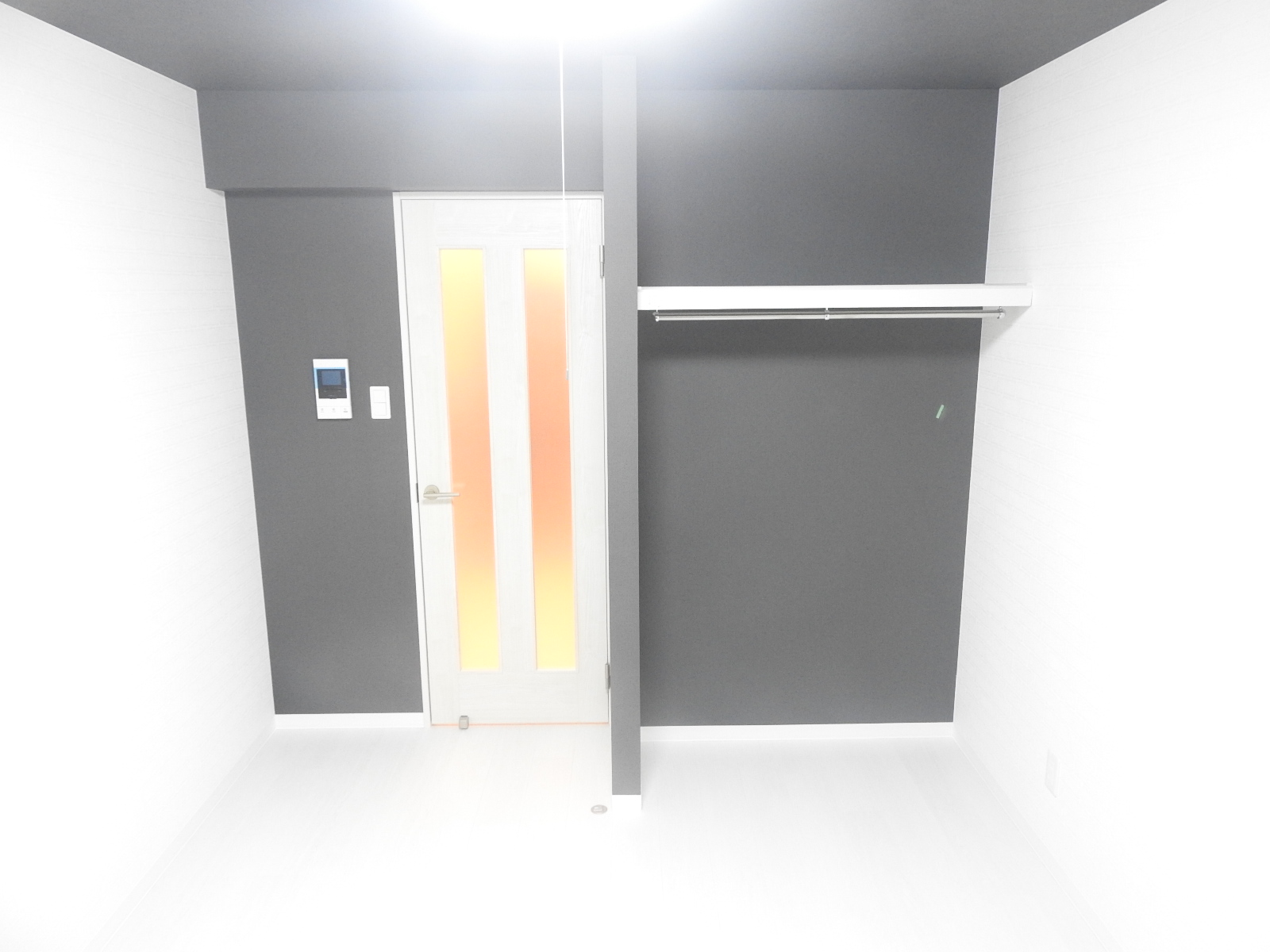 玄関　オシャレなアクセントクロス