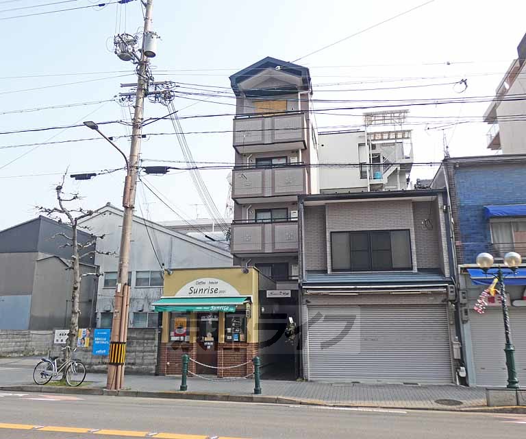 京都市上京区泰童片原町のマンションの建物外観