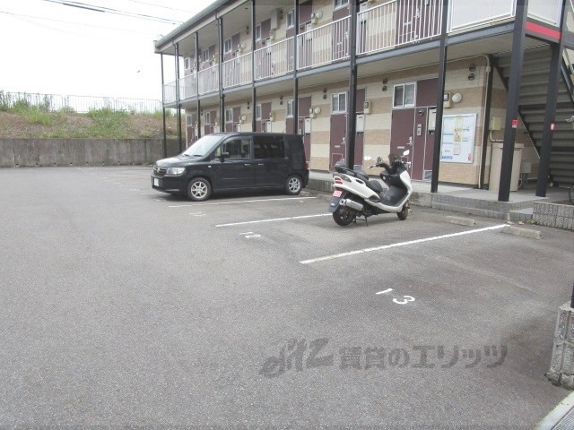 【大津市和邇今宿のアパートの駐車場】