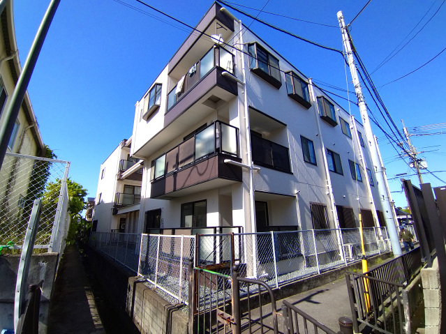 茨木市平田のマンションの建物外観