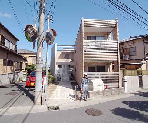 京都市西京区山田平尾町のマンションの建物外観