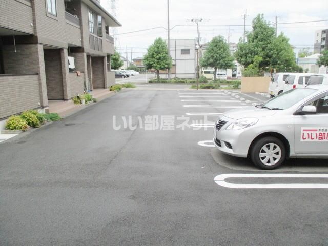 【大和高田市大字市場のアパートの駐車場】