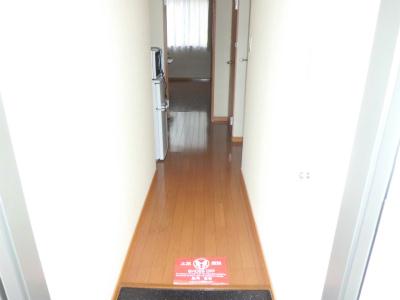 玄関　通路を通って、奥が居室。
