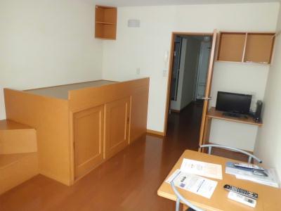 居室・リビング　ベッド、テレビ、机、イス・・・便利な設備がいっぱいです。