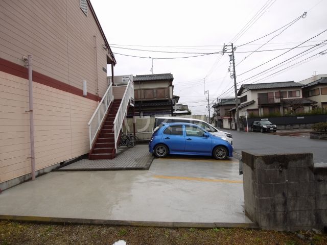 【日進市竹の山のアパートの駐車場】