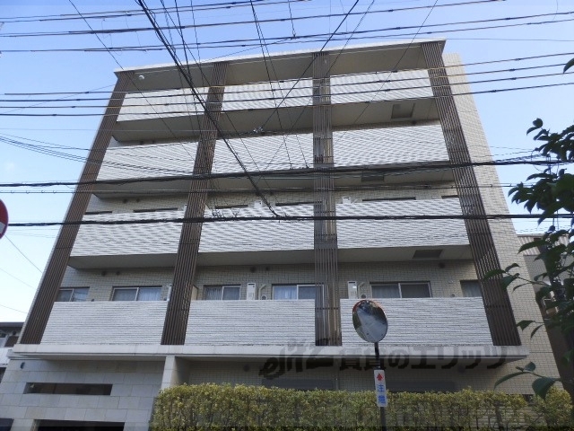 長岡京市神足のマンションの建物外観