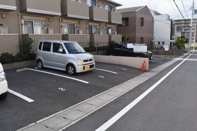 【グランシャリオ（六地蔵）の駐車場】