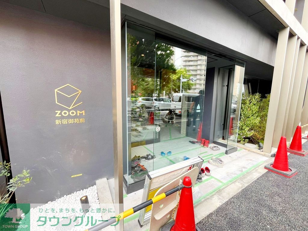 【ZOOM新宿御苑前のエントランス】