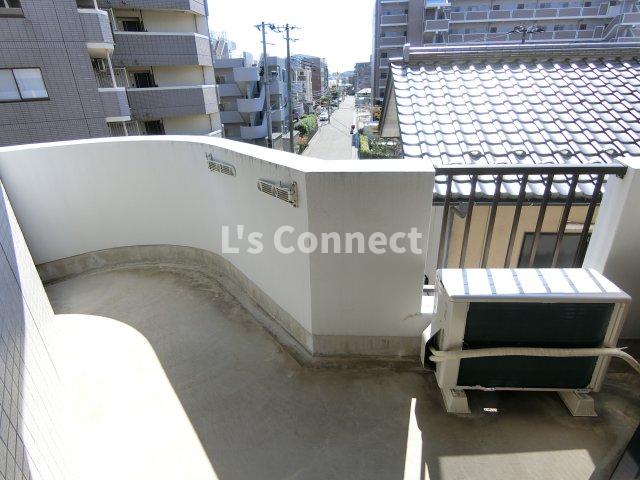 バルコニー　３階のお部屋で洗濯物もたくさん干せます。