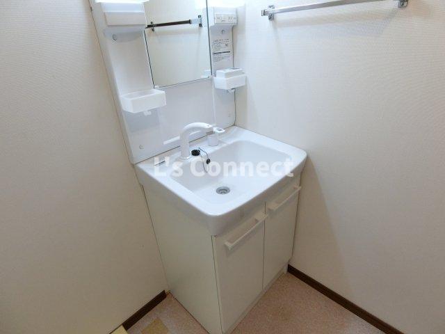 洗面設備　朝の支度もスムーズな独立洗面台。
