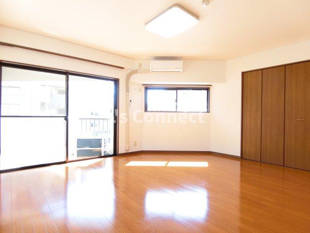 居室・リビング　１０帖の洋室で家具も自由に配置できます。