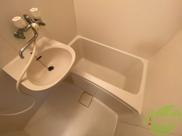 バス・シャワールーム　浴槽があるので、疲れた時はゆっくりと湯船につかりましょう。