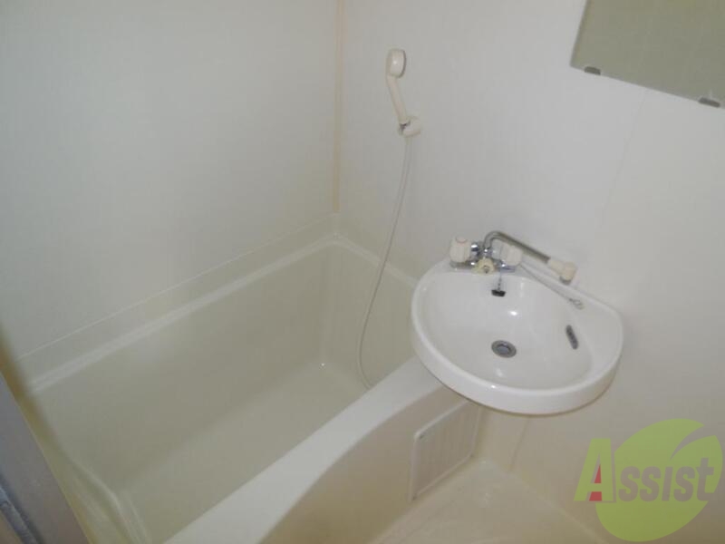 バス・シャワールーム　大きめの浴槽で一日の疲れを癒やしてください。