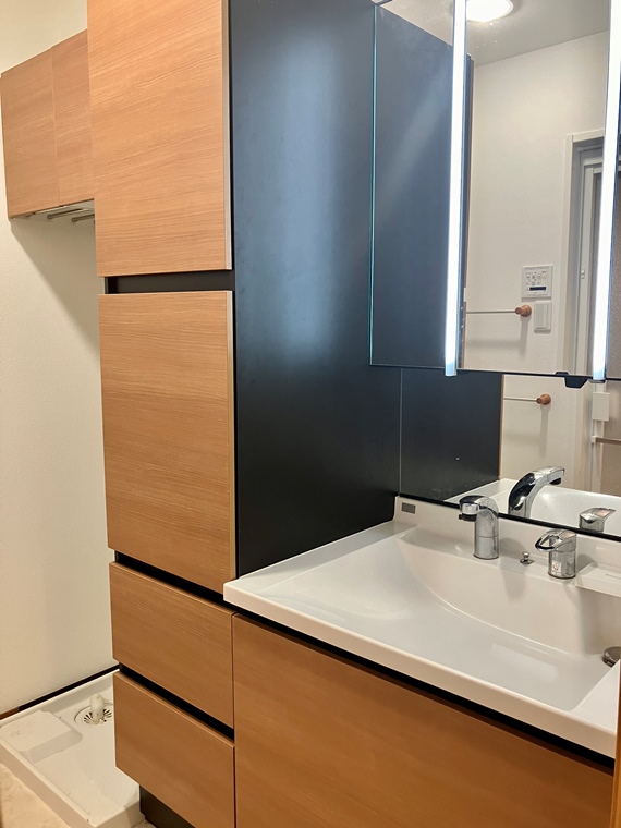 洗面設備　明るい洗面所です