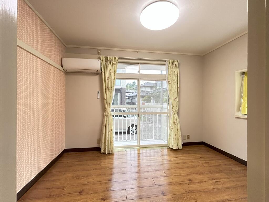 居室・リビング　出窓あり