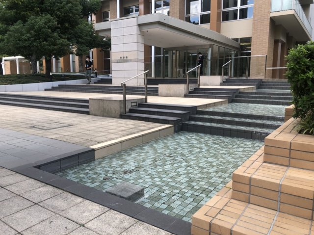 エントランス　ローレルタワー難波　高級感あふれるエントランスアプローチ