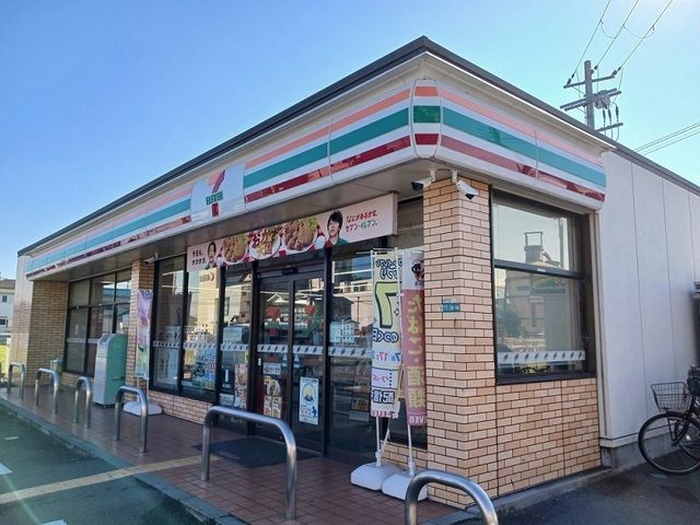 コンビニ　セブンイレブン様（コンビニ）まで300m