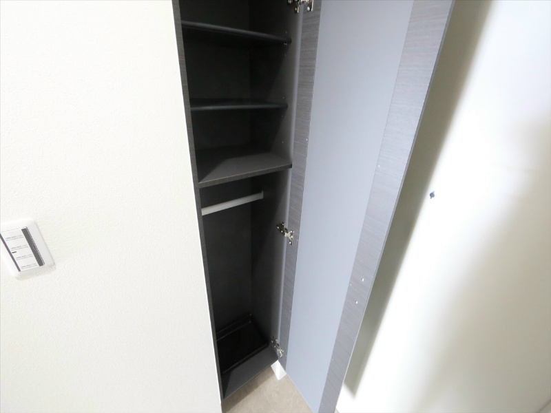 玄関　玄関　シューズボックス　姿見鏡付き（収納充実してます）