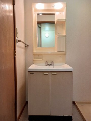 洗面設備　ゆったりとスペースのある洗面所