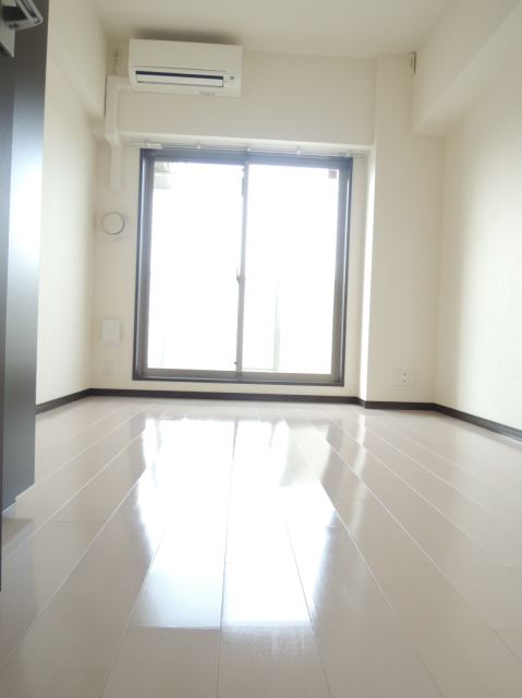 居室・リビング　白色を基調とした室内空間。