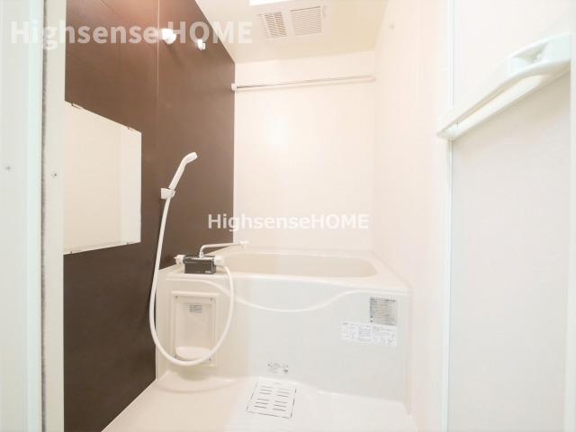 バス・シャワールーム　コンパクトで使いやすいお風呂です