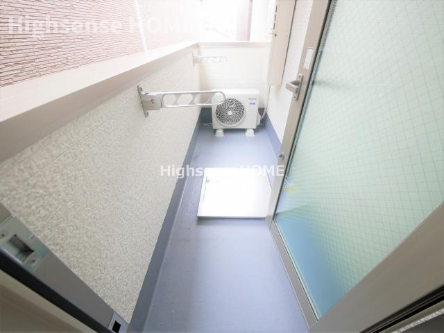 バルコニー　暖かな日差しのふりそそぐバルコニー