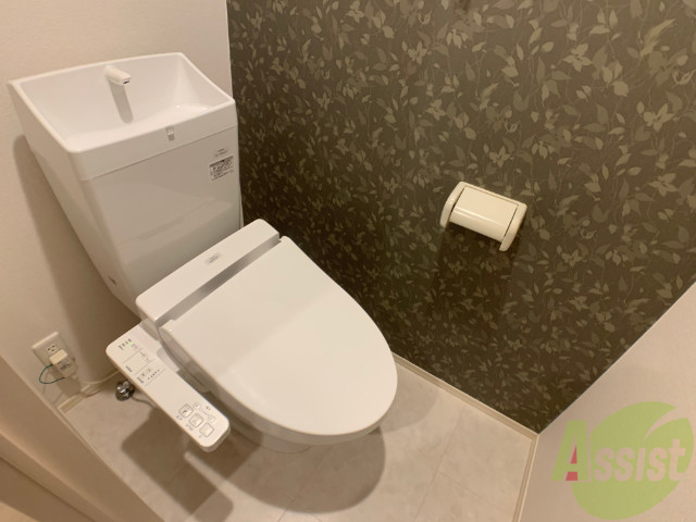 トイレ　嬉しいウォシュレット機能付きのトイレです。